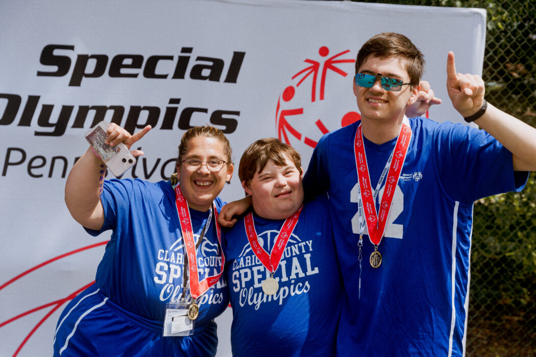 https://clarionsportszone.com/wp-content/uploads/2024/06/Special-Olympics-basketball-States-8-L-R-Skills-Competition-Athletes-Kayla-Reisinger-J.J.-Moll-And-Wesley-Sweet-after-receiving-their-gold-medals-Prince-Brooks-1050x700.jpg